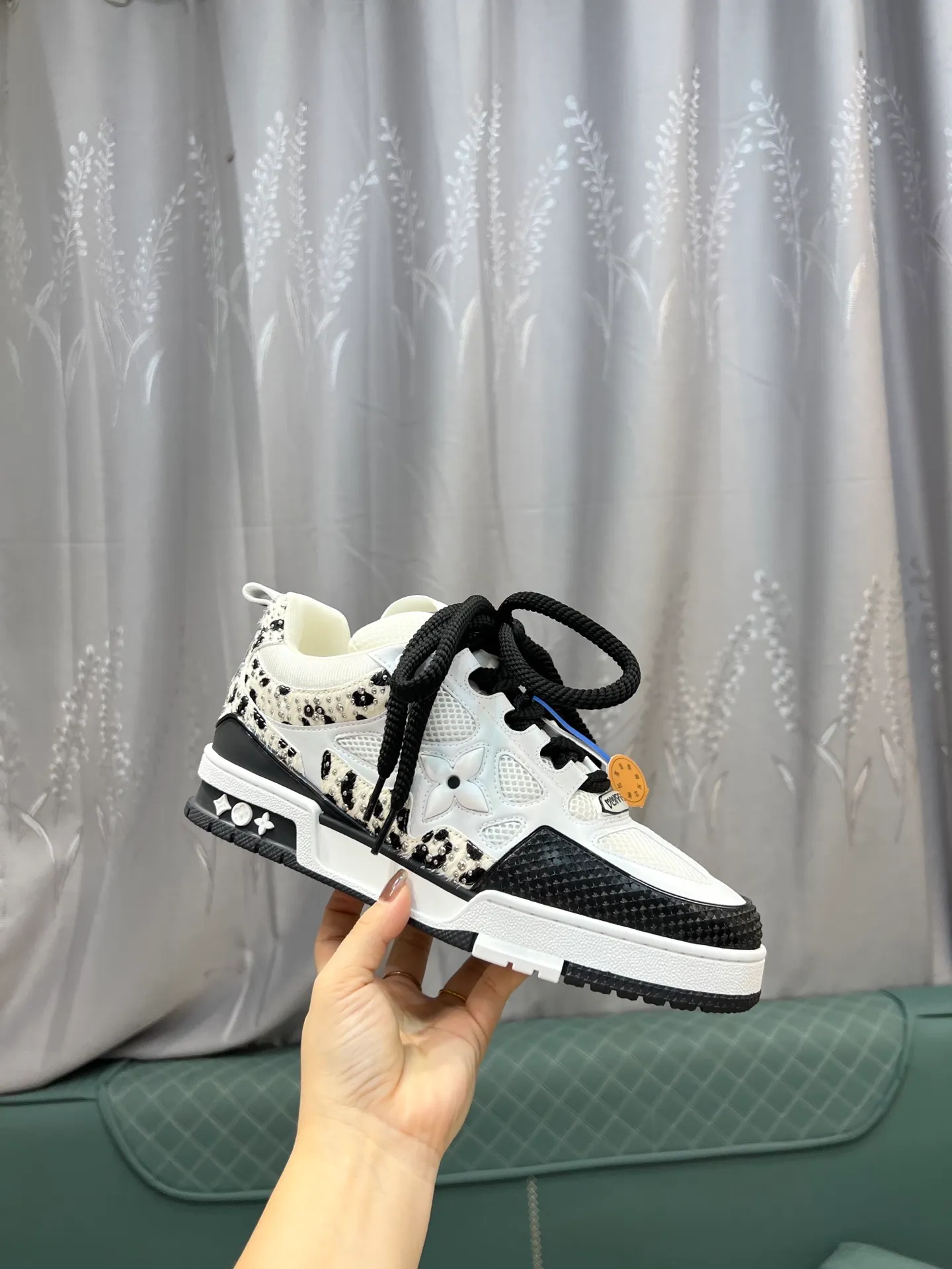 Men's men's shoes💰800 LV top version new style purchasing quality LV~Louis Vuitton LV TRAINER's best-looking sneakers, donkey brand strongly promotes new products, official website limited edition retro basketball sneakers! Both high-top and low-top models spent money to purchase 1:1 accurate reproductions of the originals. The details are invincible and full of sincerity. The imported custom-made original cowhide leather is the same as the original package. The details are 100% restored. The private model customizes the original one-piece TPU outsole. It is different from other brands. Without the original version, this effect cannot be achieved!                Men's and women's models 35-40 39-45 (46 is custom-made and cannot be returned or exchanged)